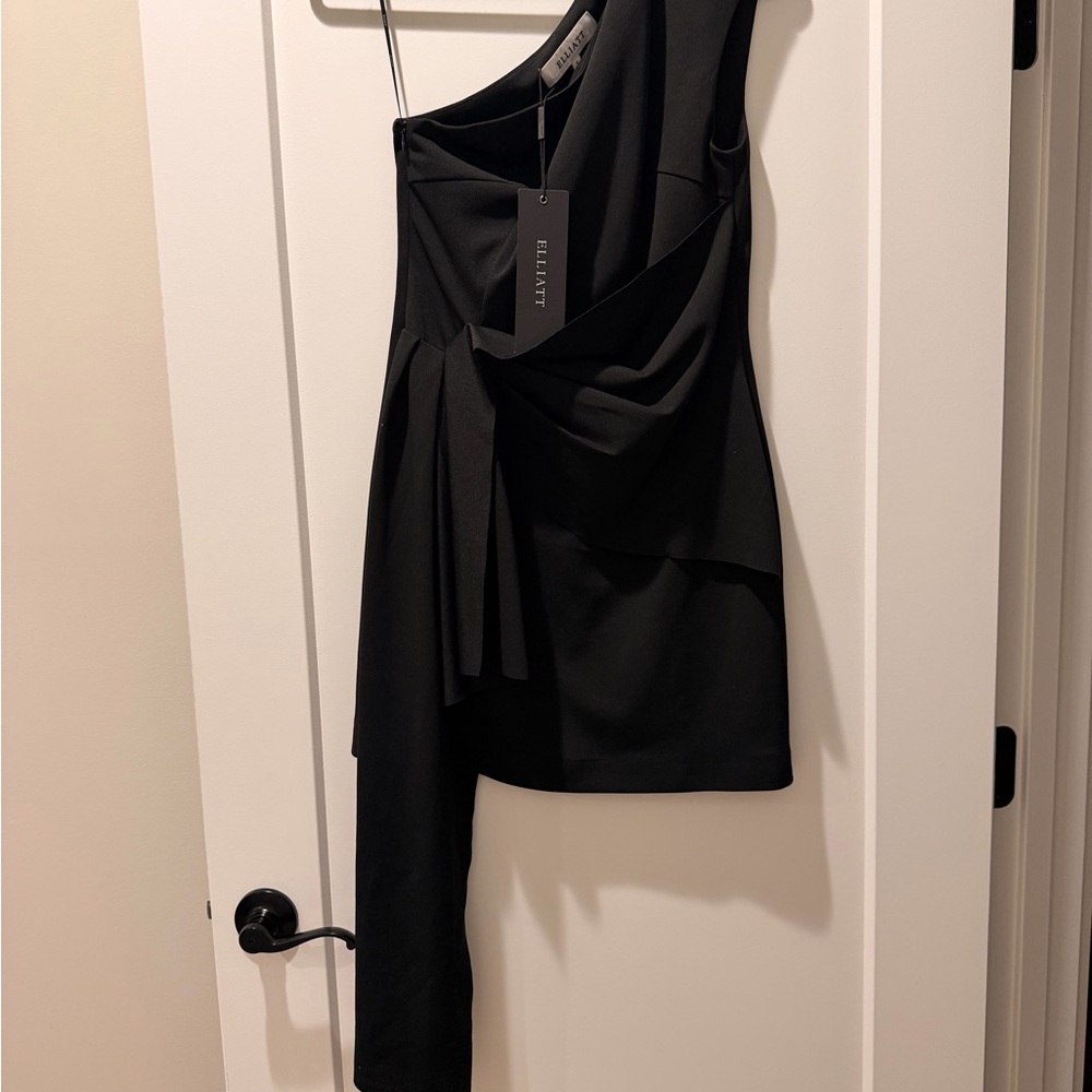 Elliatt Chic Black One-Shoulder Dress